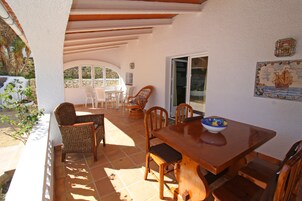 Villa, 4 habitaciones (3 Double, 2 Twin Beds + 1 Extra Bed) | Terraza o patio