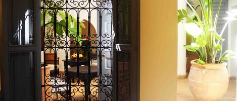 Een kluis op de kamer, individueel gedecoreerd, individueel gemeubileerd