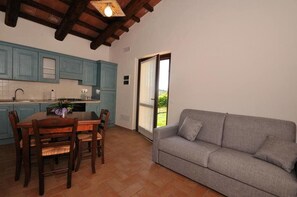 Apartment, 1 Bedroom, Vineyard View | In-room dining