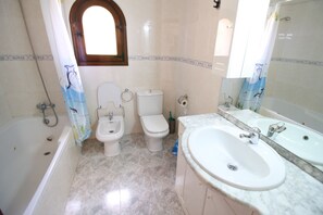 Villa, 4 Bedrooms | Bathroom | Shower, towels