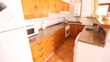 Villa, 4 Bedrooms | Private kitchen