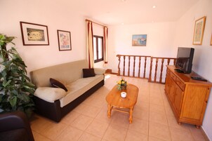 Villa, 4 Bedrooms | Living room | Flat-screen TV