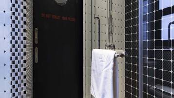 Kamar Single Standar | Kamar mandi | Shower, perlengkapan mandi gratis, pengering rambut, dan handuk