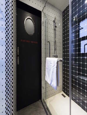 Standard-Einzelzimmer | Badezimmer | Dusche, kostenlose Toilettenartikel, Haartrockner, Handtücher