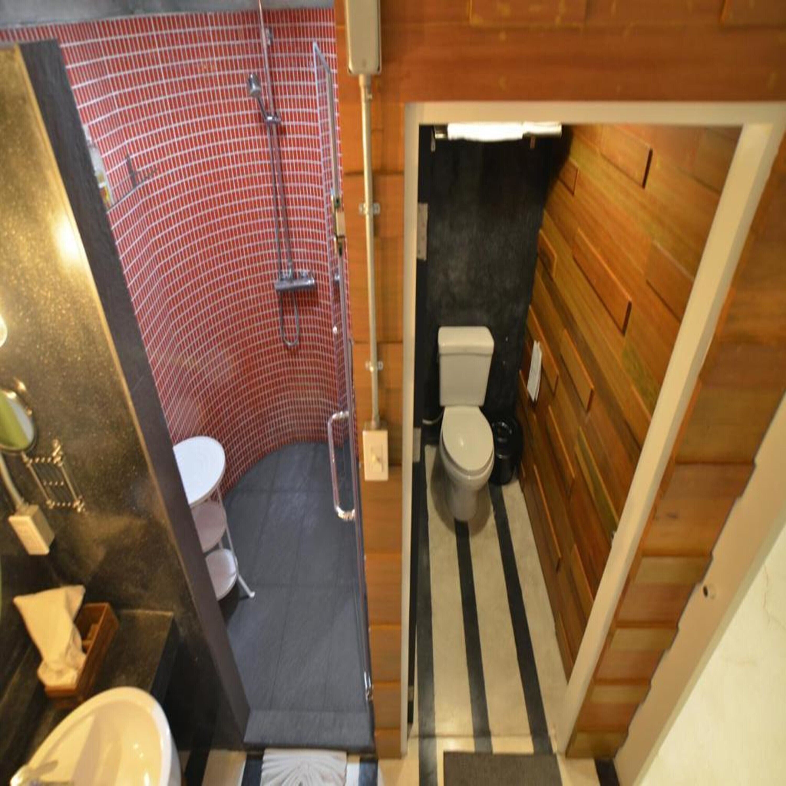 executive suite | bathroom | shower, free toiletries, hair dryer, towels