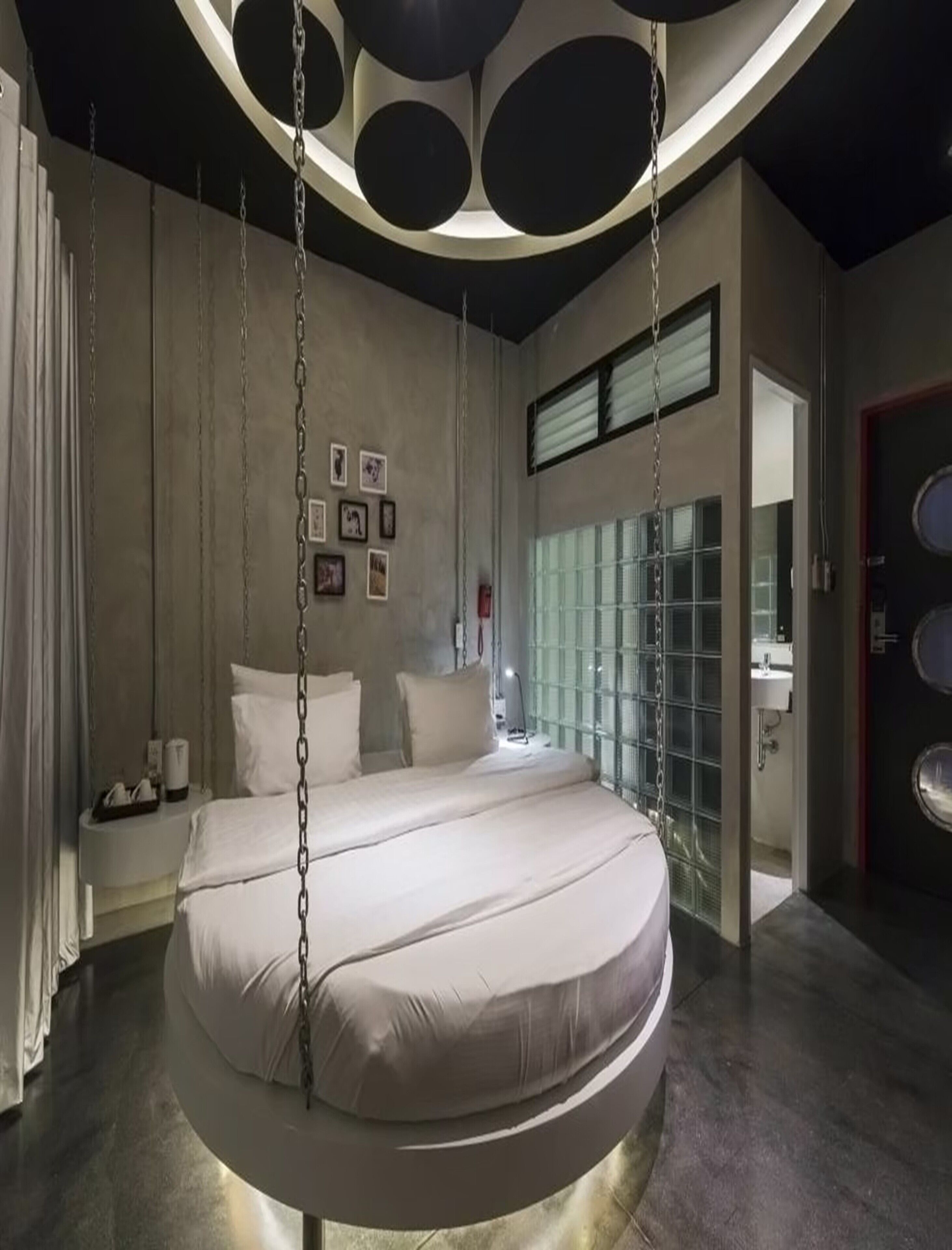 ملاءات للفراش لا تسبب الحساسية وبديكورات فريدة لكل غرفة ومكواة/لوح كي