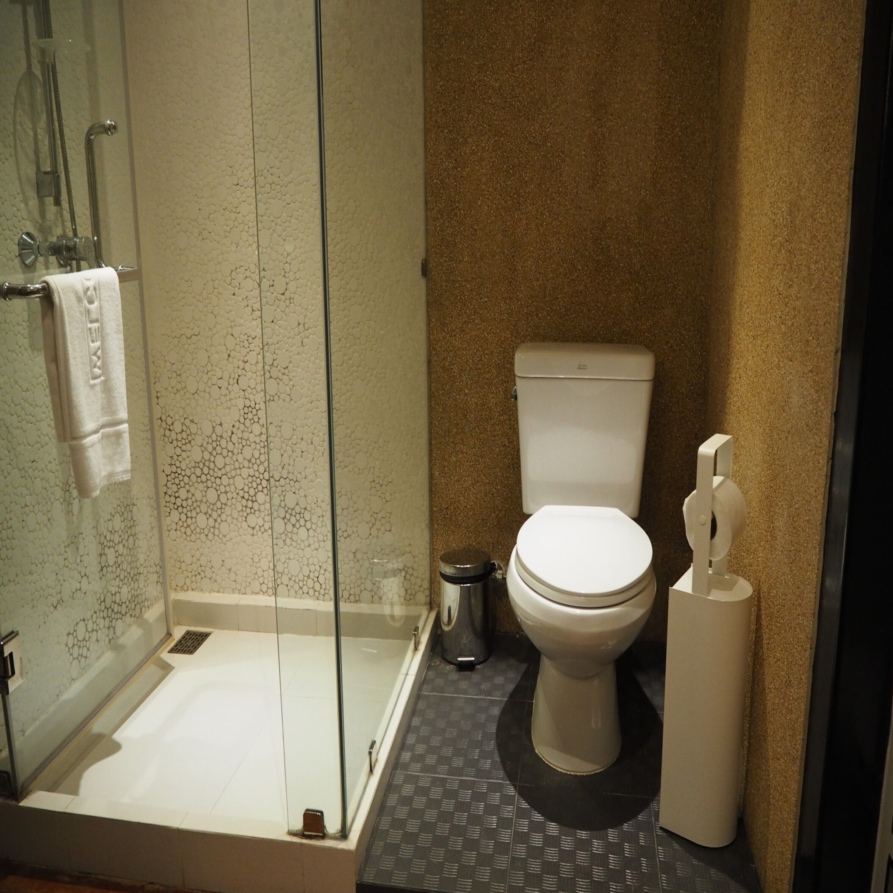 superior twin | bathroom | shower, free toiletries, hair dryer, towels