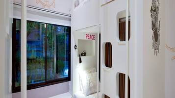 Family Room, Shared Bathroom | Peralatan tempat tidur hipoalergenik, dihias secara berasingan