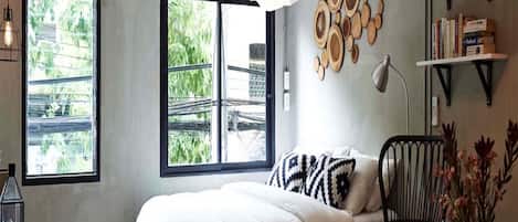 Executive Suite | Hypo-allergenic bedding, individually decorated, iron/ironing board