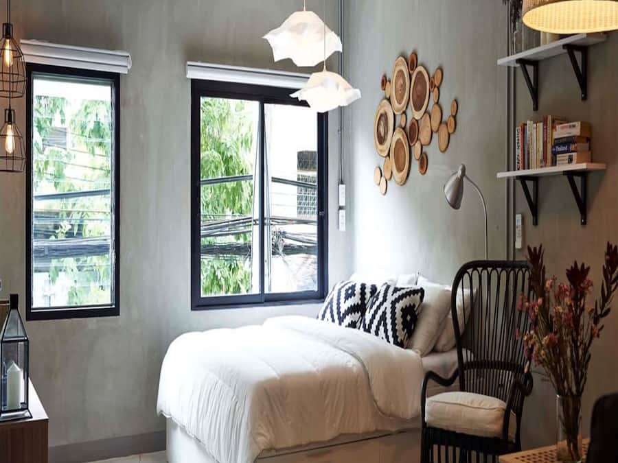 Executive Suite | Hypo-allergenic bedding, individually decorated, iron/ironing board