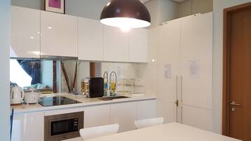 Full-sized fridge, microwave, stovetop, electric kettle
