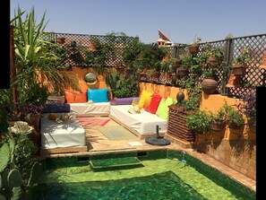 Outdoor pool, pool loungers - Riad CharCam - Adults Only (Marrakech)
