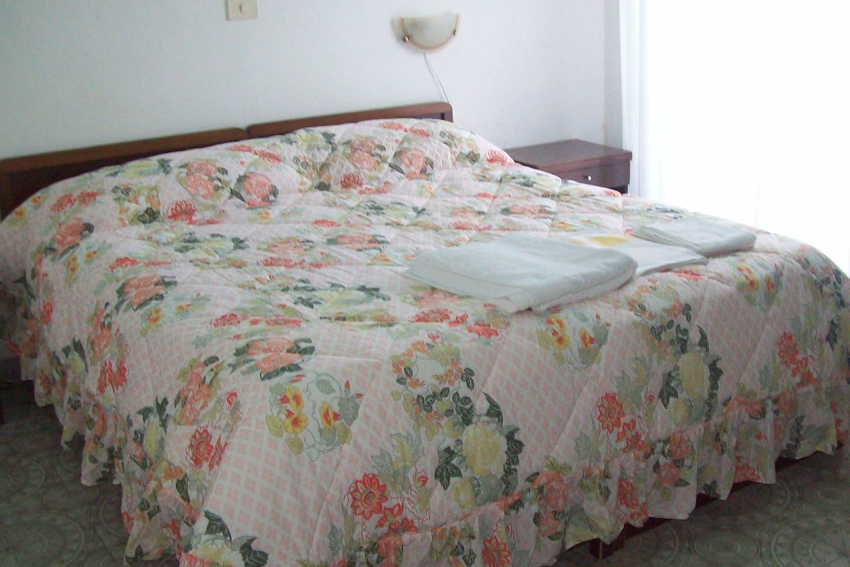 Down duvets, in-room safe, desk, blackout curtains