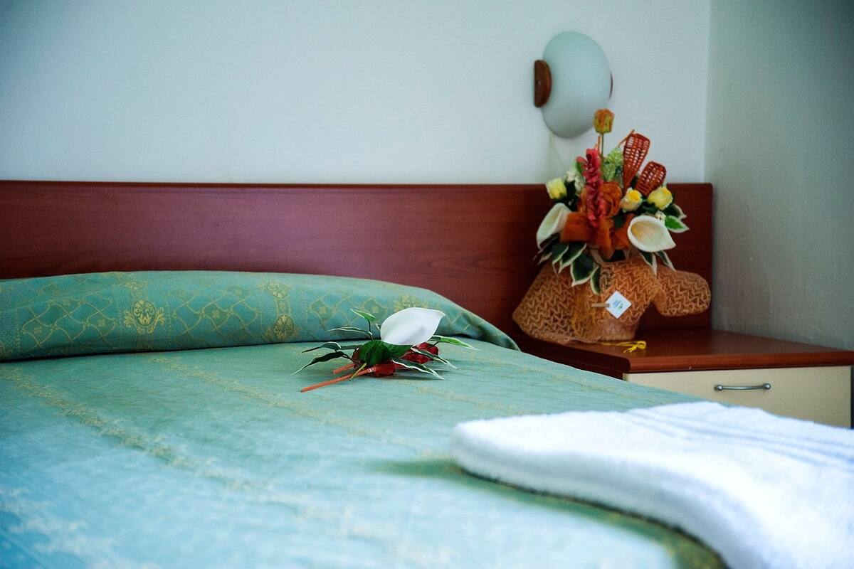 Down duvets, in-room safe, desk, blackout curtains