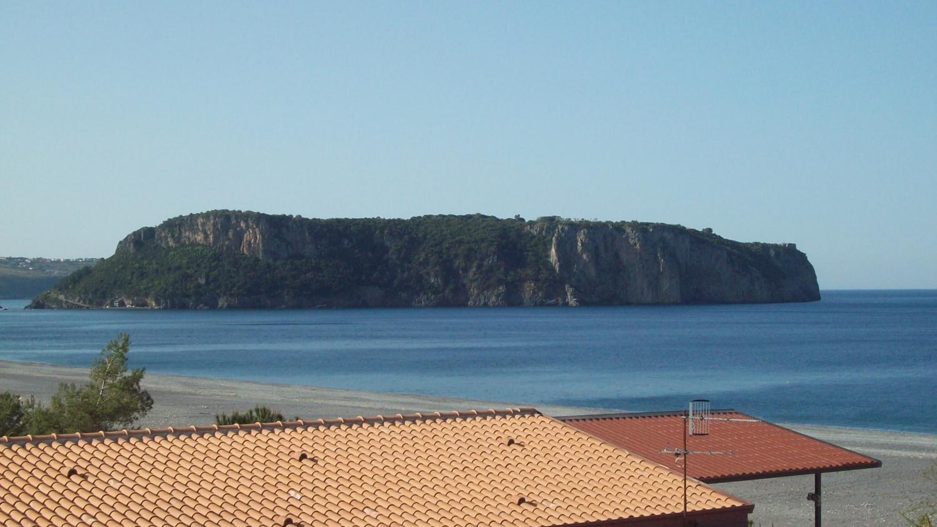 Sulla spiaggia, sabbia scura