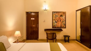 Phòng Deluxe, không hút thuốc | Két bảo mật tại phòng, bàn, màn/rèm cản sáng, bàn ủi/dụng cụ ủi quần áo 