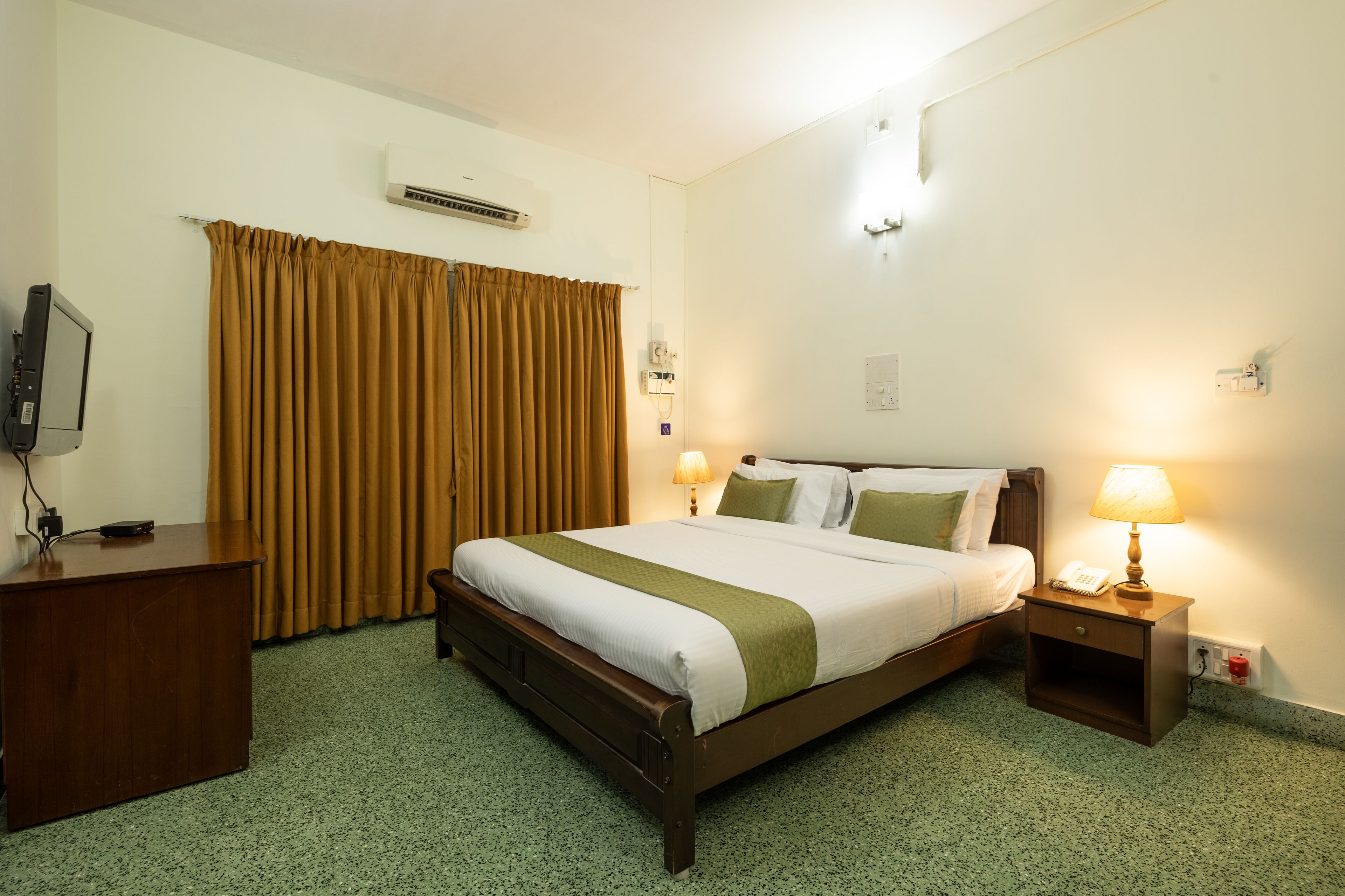 华丽客房, 无烟房 | 客房内保险箱、办公桌、遮光窗帘、熨斗/熨板