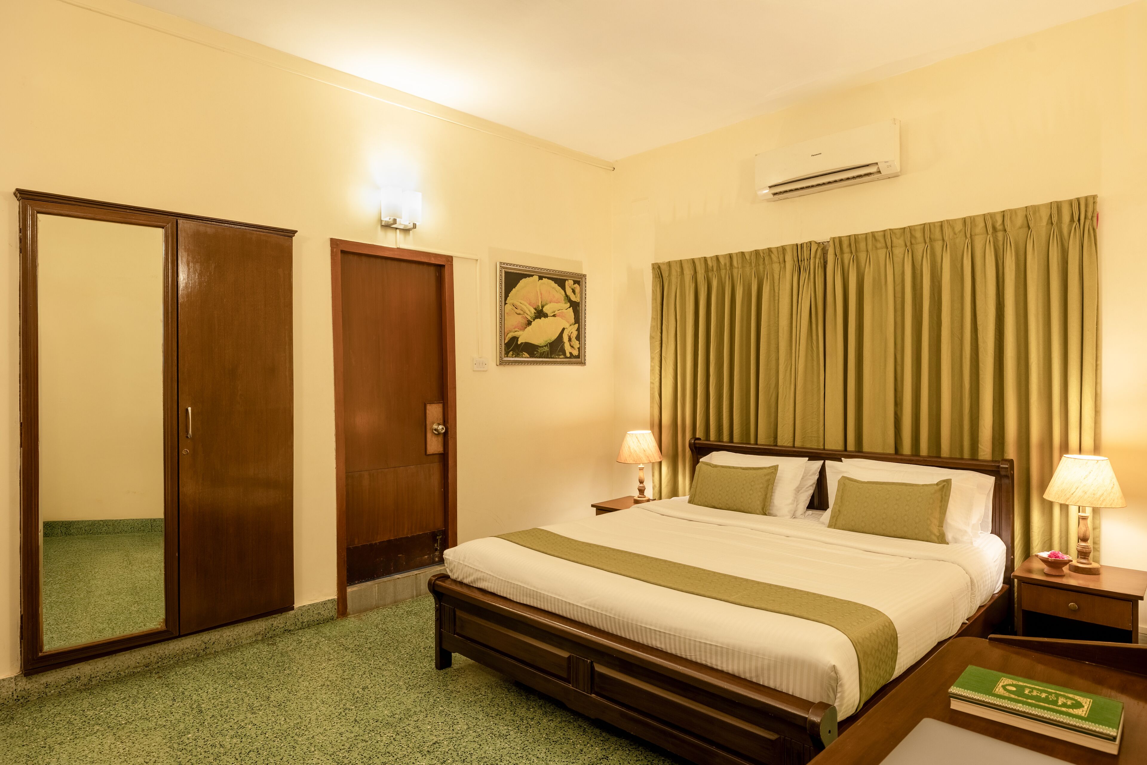 غرفة ديلوكس - لغير المدخنين | خزنة داخل الغرفة ومكتب وستائر تعتيم ومكواة/لوح كي