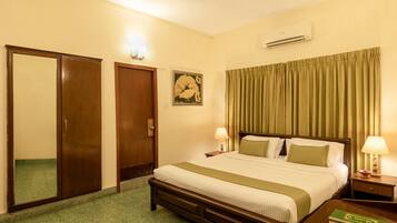 Rom – deluxe, ikke-røyk | Safe på rommet, skrivebord, blendingsgardiner og strykejern/-brett