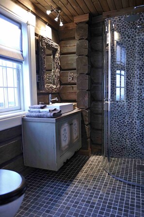 Kahden hengen huone (With private Sauna) | Kylpyhuone | Ilmaiset hygieniatuotteet, hiustenkuivaaja, saippua, sampoo