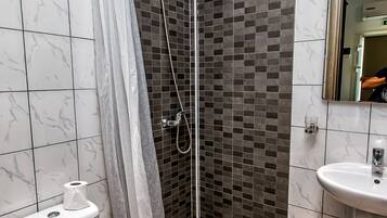 Suíte luxo | Banheiro | Chuveiro, produtos de toalete grátis, secador de cabelo