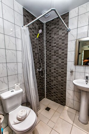 Deluxe Suite | Bathroom | Shower, free toiletries, hair dryer, towels - Greek Pride Ηotel and Apartments (Kassandra)