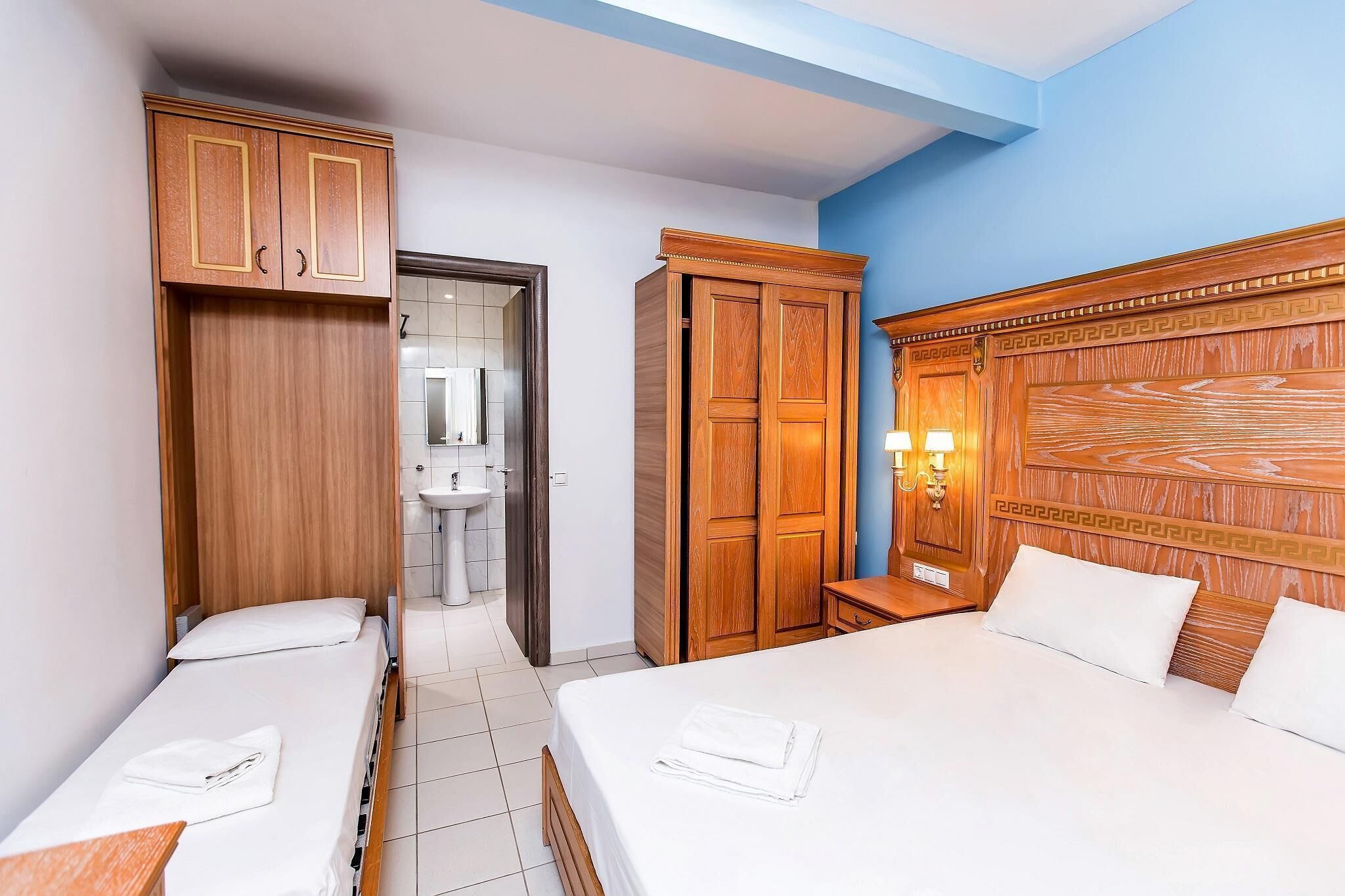 Habitación triple | Caja de seguridad en la habitación y decoración personalizada 