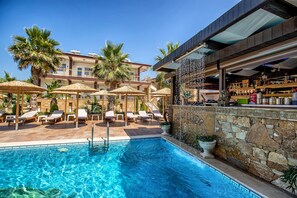 Seasonal outdoor pool, free cabanas - Greek Pride Ηotel and Apartments (Kassandra)