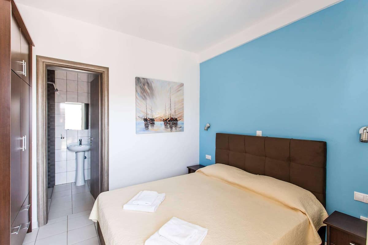 Double Room | 1 bedroom, in-room safe, individually decorated, individually furnished