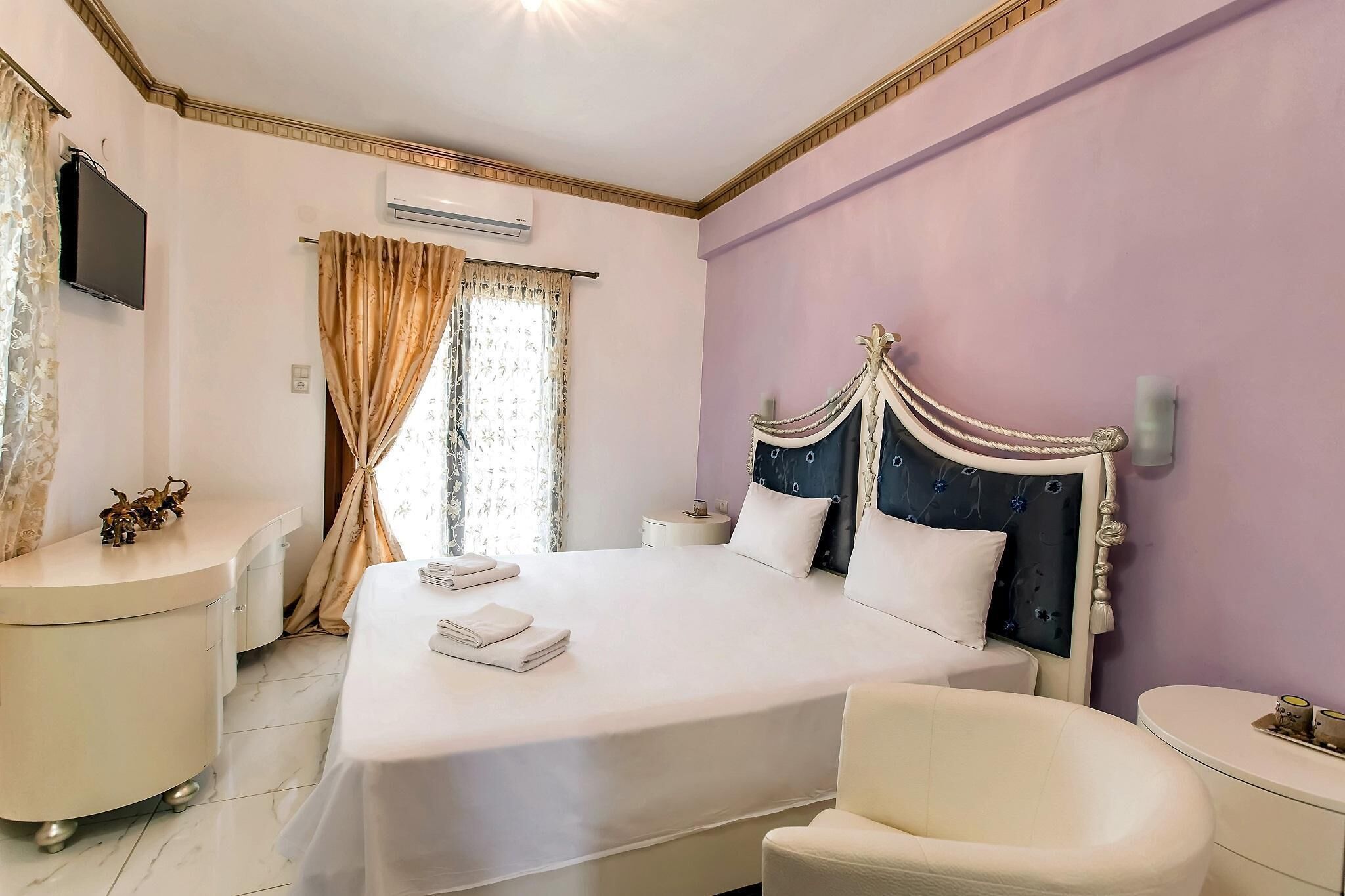 Suite Deluxe | Caja de seguridad en la habitación y decoración personalizada 