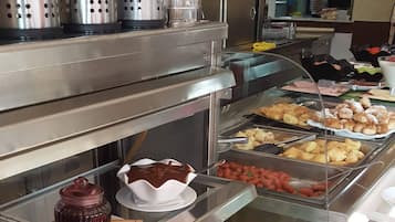 Sarapan prasmanan setiap hari (EUR 10 per orang)