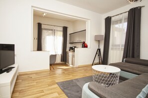 Huoneisto, 1 makuuhuone, keittiö (free access to pool and sauna nearby) | Oleskelualue | Taulutelevisio
