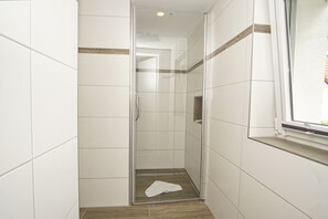 Hus - 1 sovrum - kök (free access to pool and sauna nearby) | Badrum | Dusch
