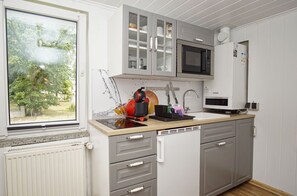 House, Bedroom, Kitchen incl. free access to pool and sauna nearby | Private kitchen | Fridge, electric kettle, toaster, highchair - Ferienhus Baabe (Ostseebad Baabe)