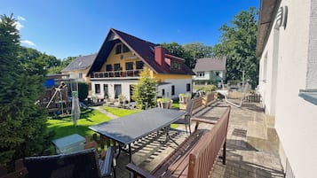 Ferienhaus, Schlafzimmer, Küche inkl. Nutzung eines nahe gelegenen Schwimmbads & Sauna | Terrasse/Patio