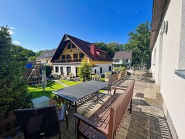 Ferienhaus, Schlafzimmer, Küche inkl. Nutzung eines nahe gelegenen Schwimmbads & Sauna | Terrasse/Patio