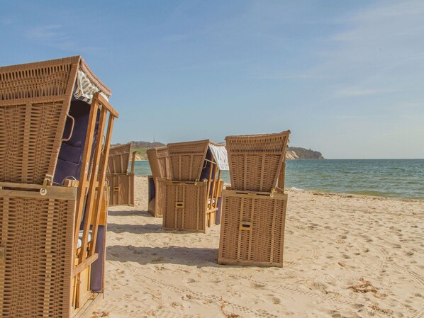 Plage à proximité, chaises longues, plongée sous-marine