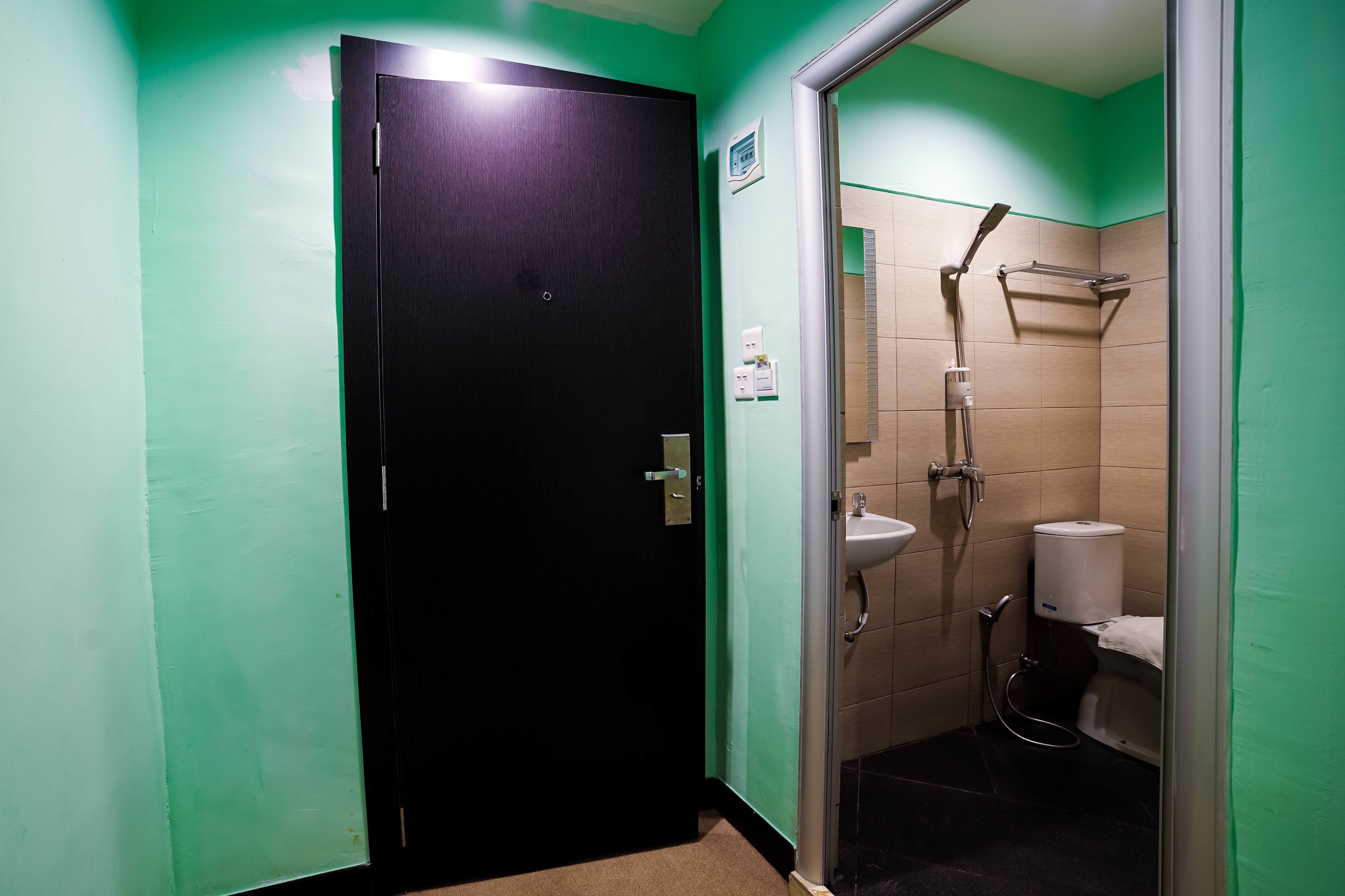 Un baño con ducha, inodoro y lavamanos.