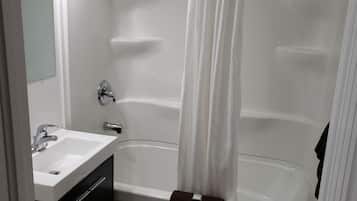 Double or Twin Room | Bilik Mandi | Gabungan pancuran/tab mandi, pengering rambut