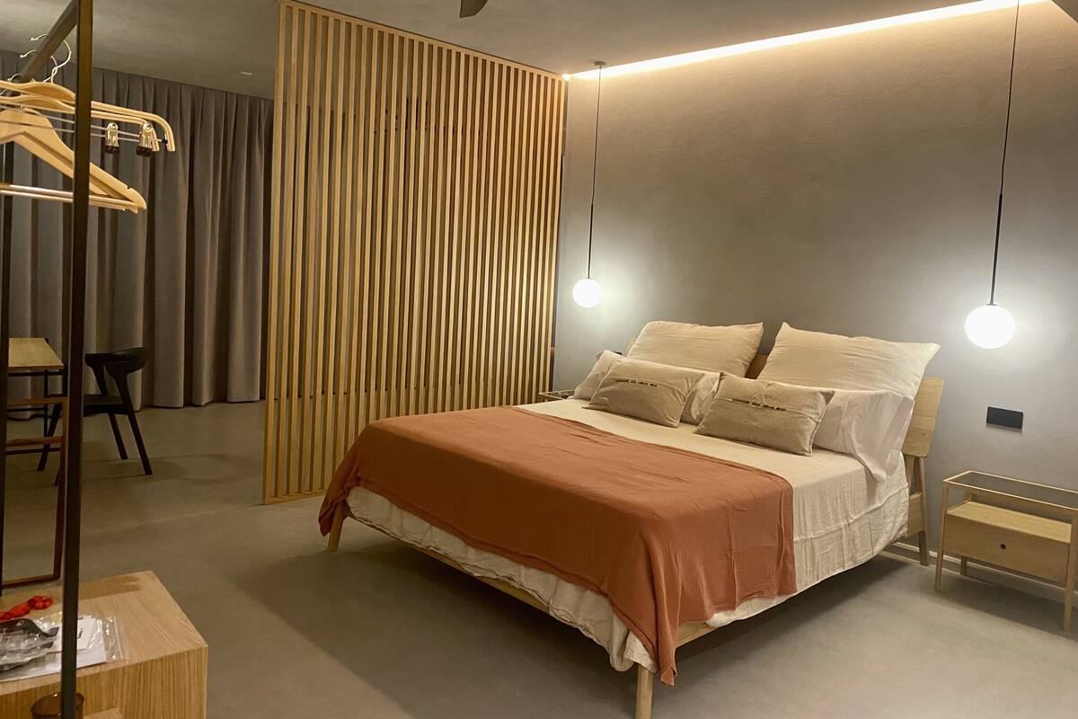 Deluxe Suite, Sea View | Desk, laptop workspace, blackout drapes, WiFi (free)