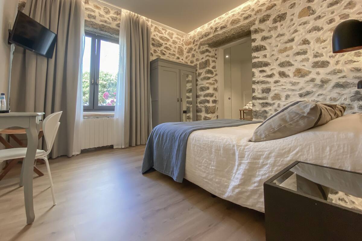 deluxe double room, sea view (pmr) | 1 bedroom, desk, laptop workspace, blackout curtains