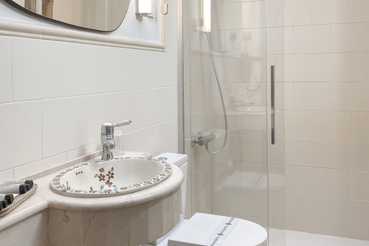 deluxe double room, ocean view (2-3 pax) | bathroom | free toiletries, hair dryer, towels