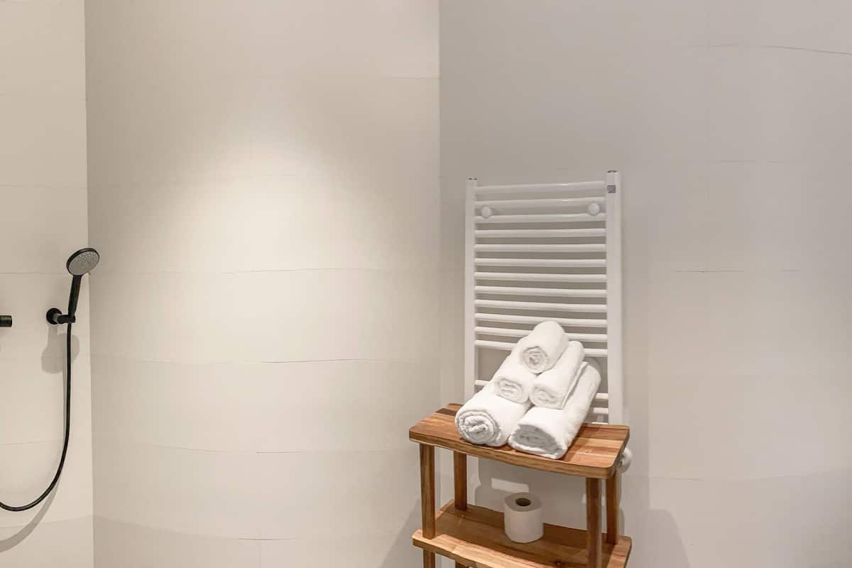 deluxe double room, sea view (pmr) | bathroom | free toiletries, hair dryer, towels