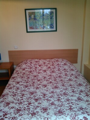 Double Room | Desk, free cribs/infant beds, rollaway beds, free WiFi - Hotel Victor Hugo (Rueil-Malmaison)