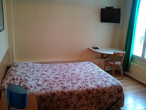 Double Room | Desk, free cribs/infant beds, rollaway beds, free WiFi - Hotel Victor Hugo (Rueil-Malmaison)