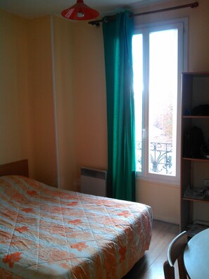 View from room - Hotel Victor Hugo (Rueil-Malmaison)