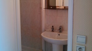 Desk, cribs (free), rollaway beds (surcharge), WiFi (free) - Hotel Victor Hugo (Rueil-Malmaison)