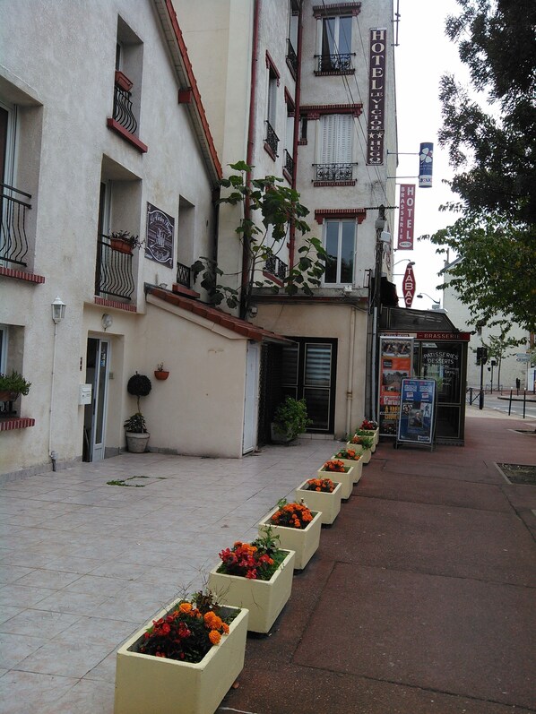 Front of property - Hotel Victor Hugo (Rueil-Malmaison)