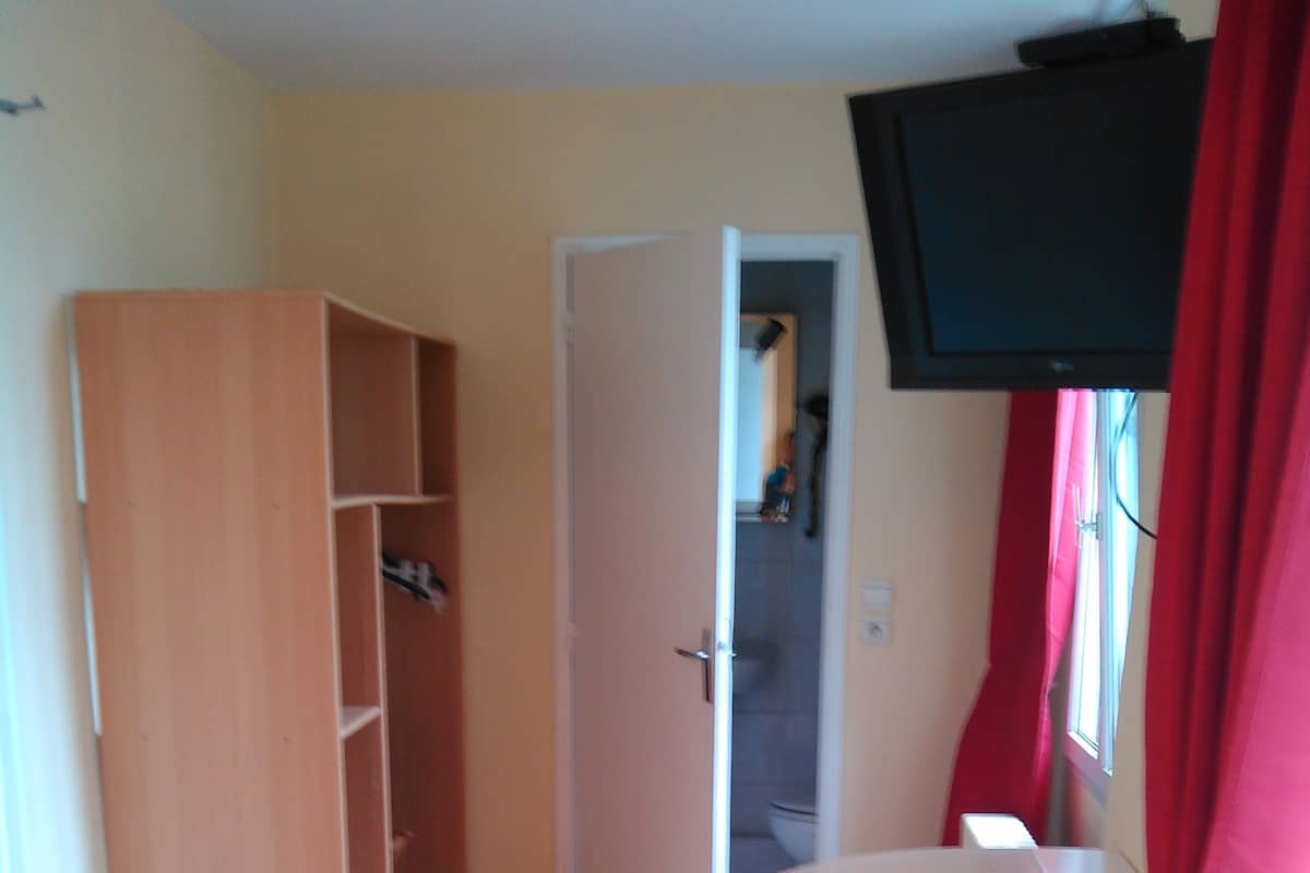 Habitación con 2 camas individuales | Escritorio, cunas gratuitas, camas extra y wifi gratis
