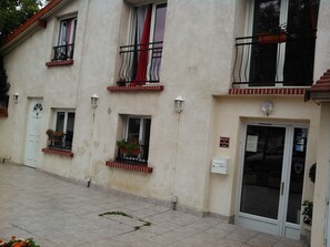 Front of property - Hotel Victor Hugo (Rueil-Malmaison)